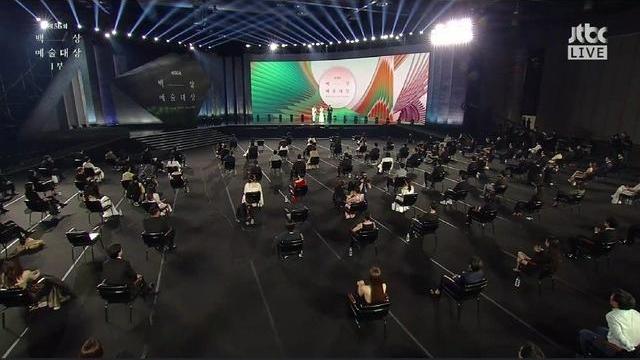 金多美|梨泰院开启领奖模式！金多美击败韩素希，如愿捧得最佳新人奖