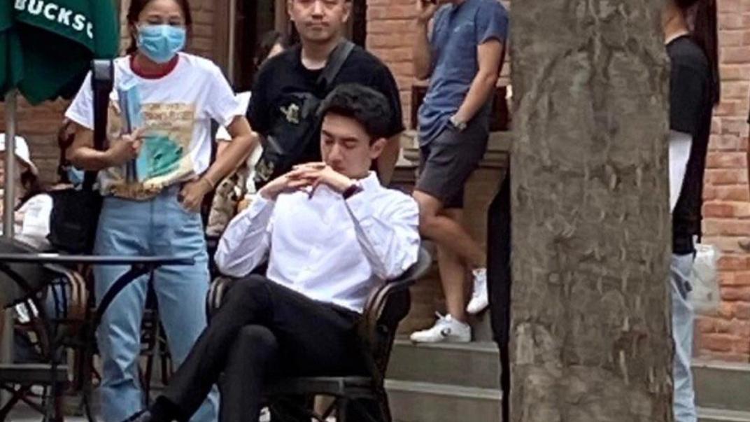 林更新|林更新拍戏被偶遇，路人随手一拍曝光生图，32岁的状态是认真的吗