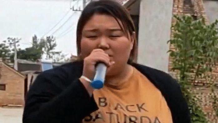 朱之文|朱之文骂女儿是“200斤的废物”，只会拿快递和买烤肠，网友：好家教是装不出来的