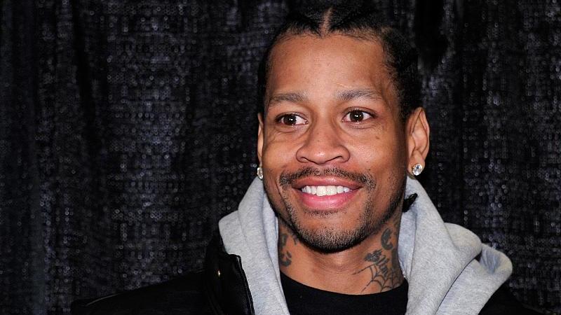 不公！詹姆斯经历艾弗森遭遇，很惨但球迷很欣慰