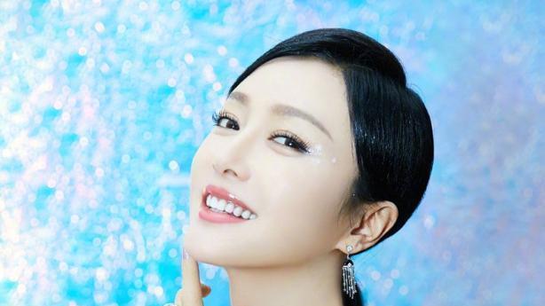 40岁的秦岚不见老，身穿一件白色亮片连衣裙，勾勒出了她的小蛮腰