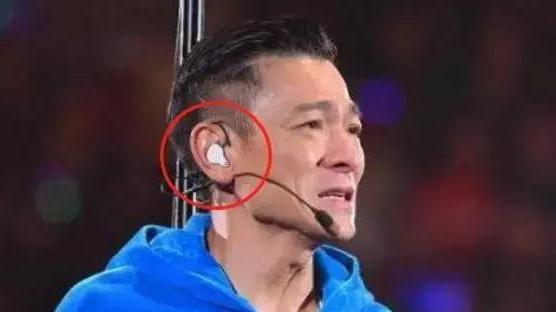 演唱会■演唱会上，原来歌手耳朵里戴的并不是“耳机”，看完涨知识了！