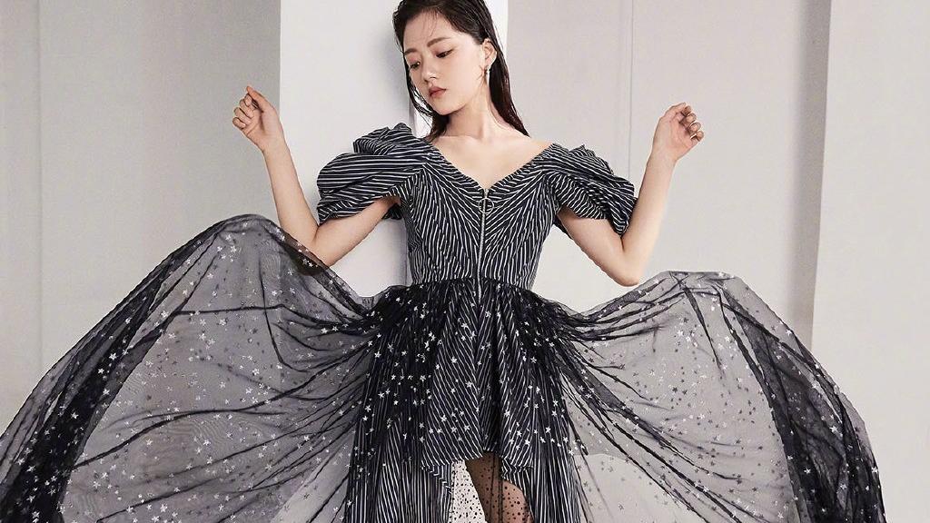 “徽柔公主”晒私服，穿T恤牛仔裤出镜，弹电子琴俏皮感十足