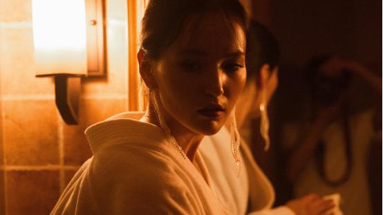 复古风美女大胆穿浴袍，好身材女生都羡慕！