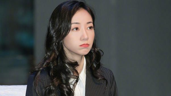 韩雪：女星穿短裙该怎么坐？韩雪的动作成女星范本，教养是装不出来的