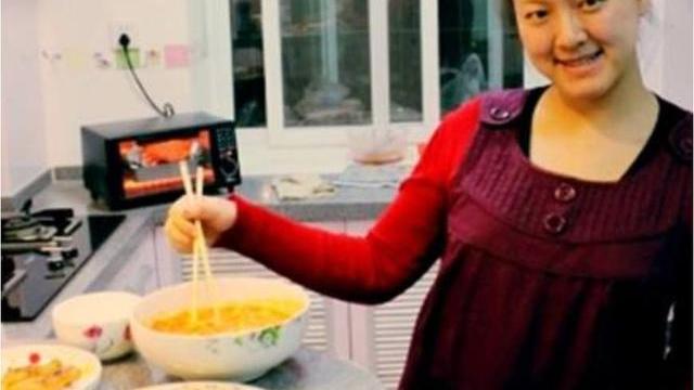 谁说孕妇都娇气？怀孕9个月还在做饭：婆婆做的菜实在太难吃