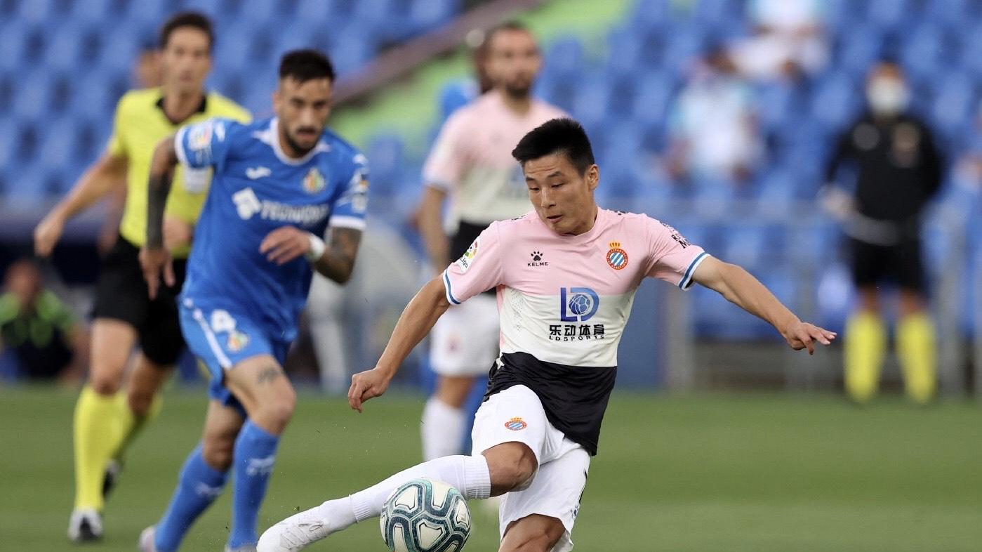 凌晨三点，武磊被对手推搡下场，推搡球员曾辱华引发中国球迷还击