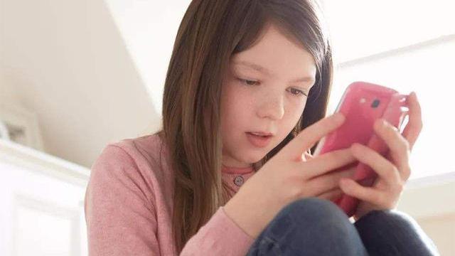 对于小孩子玩手机，家长到底是应该控制时间还是禁止？