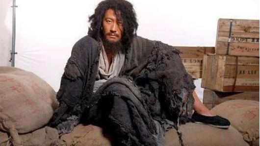 爸爸入狱妈妈跟人跑，几年后老板和乞丐上门，瞎眼奶奶才说出实情