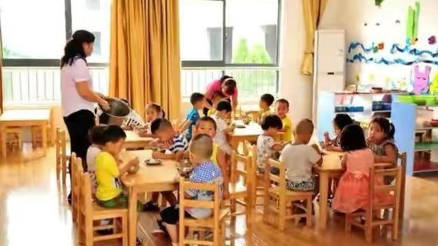 4岁孩子放学回家，用手抓裤子说不能尿尿，脱下裤子妈妈就炸了