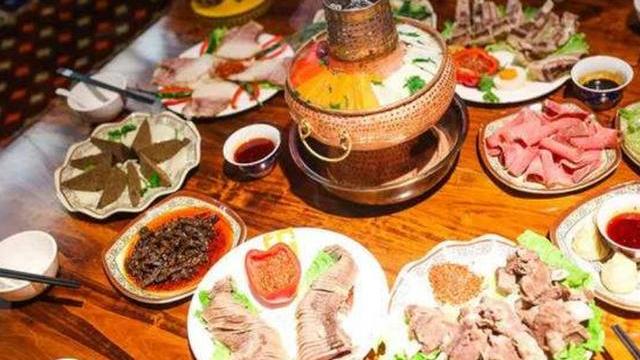 自驾318国道上,到处都是饭店,大家宁愿自带也不停车品尝美食