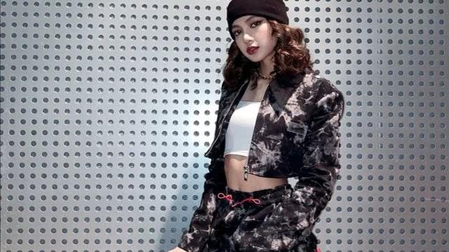 我太爱Lisa的私服了，一件“男友卫衣”搭配牛仔裤，舒服又不失时尚感！