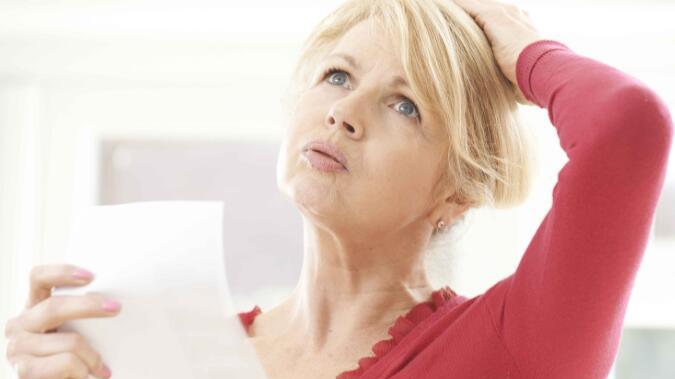 绝经|女性绝经的年龄在44至54岁之间，绝经前的5个表现，需仔细观察