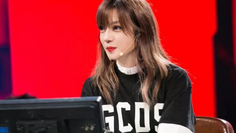 赵薇|能跟陈凯歌、尔冬升坐在一起的赵薇，为什么红了20年还是顶流？