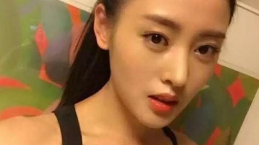 张天爱：张天爱被哥哥抱着模仿蜘蛛侠, 有谁注意哥哥的动作, 果然是亲哥!