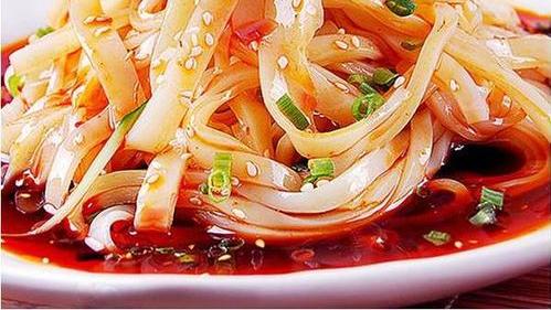夜市回归，城市重燃烟火气，适合一个人摆摊卖的小吃都有什么？