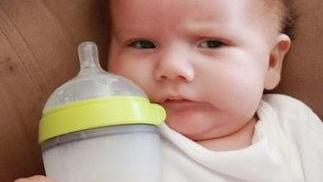 吃奶粉婴儿，一天要喝多少水？医生：有3个举动就要喂，不能按量