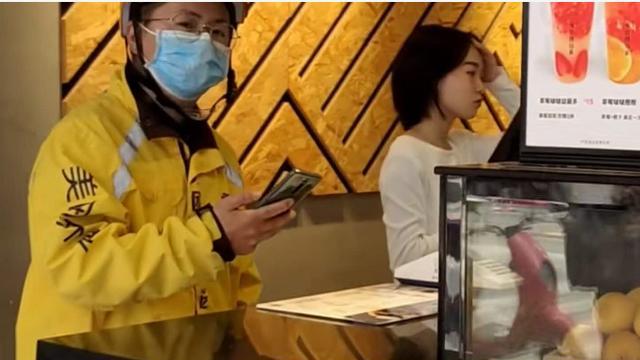 五一劳动节，巴中一名老师变身外卖小哥，引争议