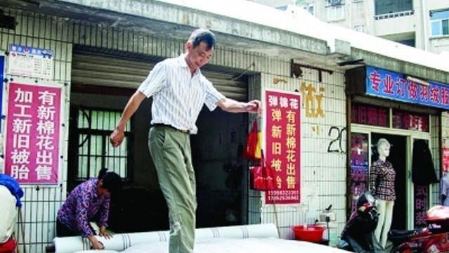 农村又一<a href=https://www.xz46.com/pianmen/ target=_blank class=infotextkey>冷门生意</a>走红,从业者不多,农村有市场,城里人也欢迎 农村,城里人棉花,被子,生意,羽绒被,农村