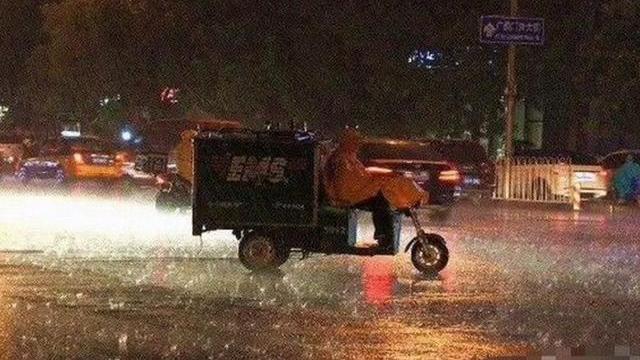 快递小哥，生活不易何必如此对待