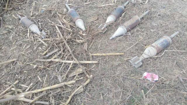 陕西渭南一村民打扫自家空院落时发现5枚炮弹