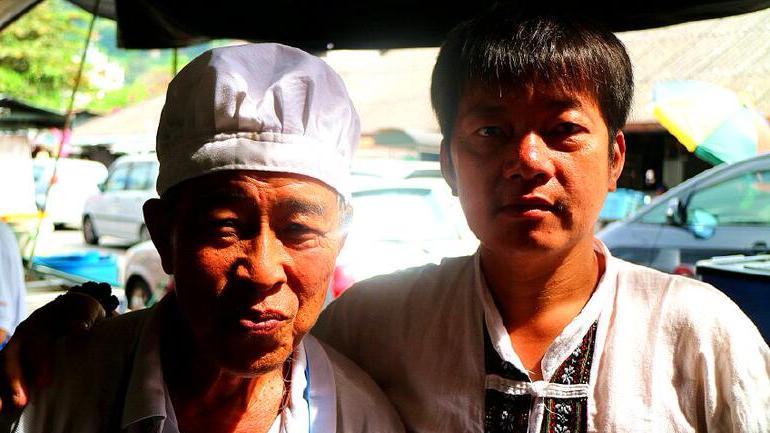 马来西亚有一个经营了50年的路边摊，只卖一种小吃，生意非常火爆
