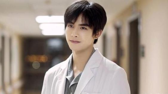 宋威龙|有种“颜值”叫宋威龙助理，片场照曝出，看清正脸：请原地出道