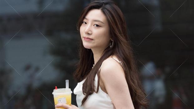 清爽舒适是女孩的小心机，白色连衣裙搭配尖头高跟鞋，高贵的气质很惊艳