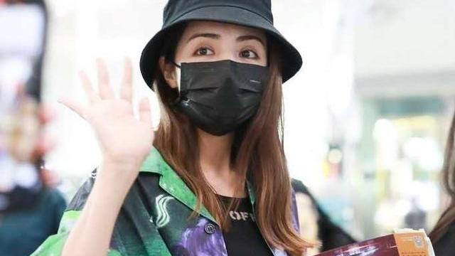 麦迪娜紧跟时尚潮流，穿扎染衬衣走机场，搭配超短裤大秀美腿