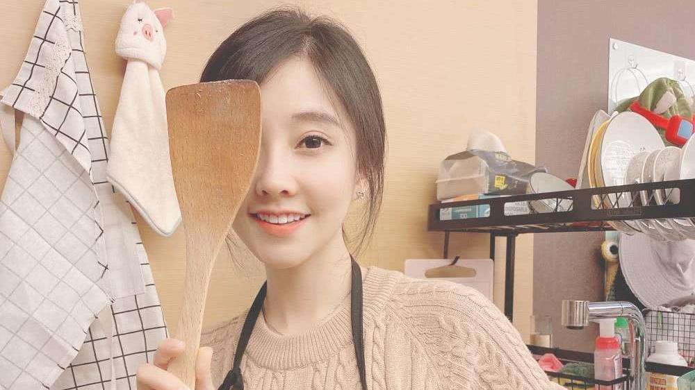 「冯提莫」冯提莫离开“十级美颜”后，与何炅录制综艺遭吐槽，粉丝：换了个头？