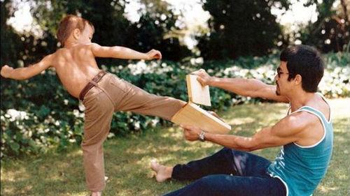 李小龙：随着全球疫情的爆发，美国无法掩盖李小龙父子的真正死因？