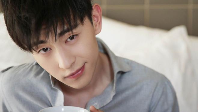 邓伦@比杨紫长的都漂亮，最后却被公司雪藏，如今凭借前男友再次走红