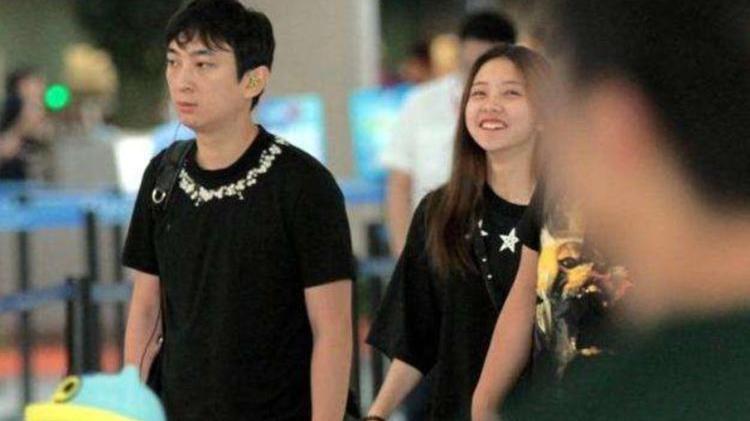 「王思聪」王思聪带新女友各地旅游后回国，两人同居酒店隔离14天