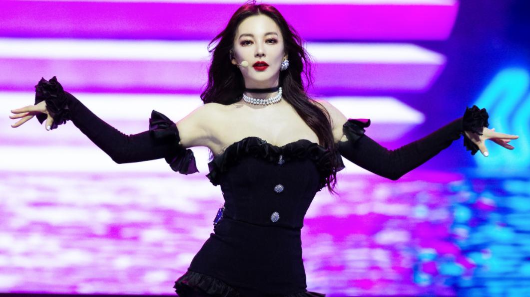 以家人之名|《浪姐》五公造型，黄龄怕是漫画里走出来的，黄圣依拉丁装扮绝了