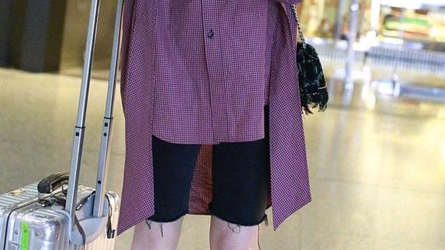 姚笛大方现身机场，穿红色衬衫搭配黑色短裤，戴渔夫帽皮肤白皙