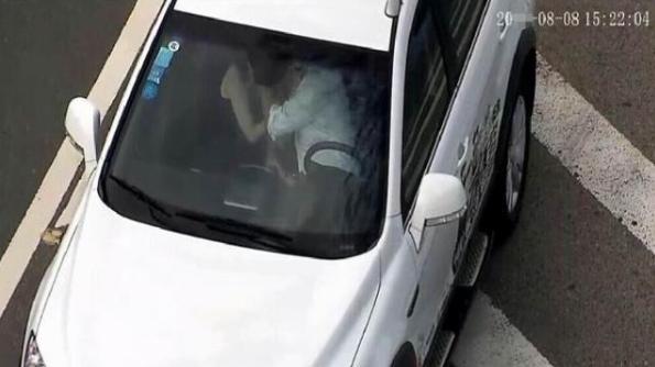 别小看交通摄像头，1000米内想不成“网红”都难，视频比手机清晰