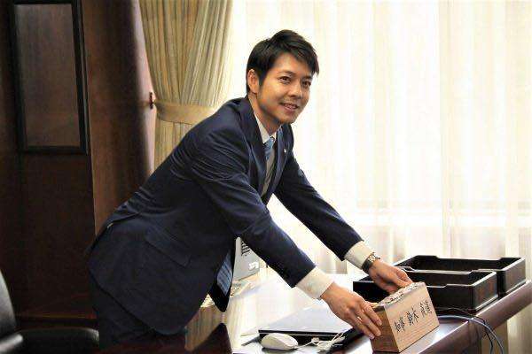 停课我负责，日本北海道知事铃木直值得应该成为日本英雄