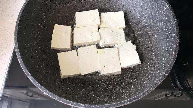 煎香豆腐超级香口，外焦里嫩而且价格便宜，小吃首选！