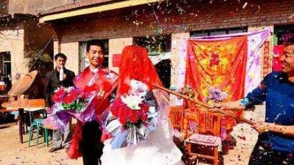 结婚要求儿媳跪地磕头磕出声才罢休，亲家怒：家风不正，取消婚礼