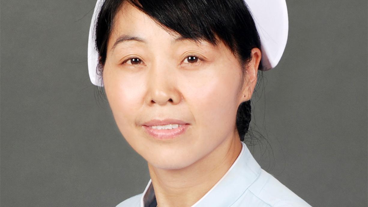 高山安可仰，徒此揖清芬