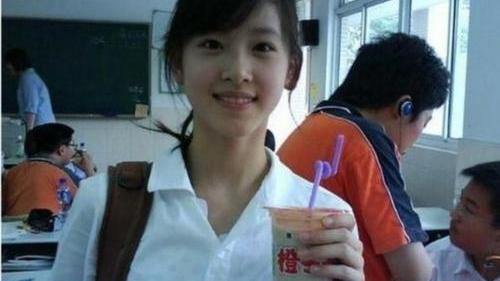 “奶茶妹”章泽天和母亲合照，当网友见到照片：这是姐妹花吧？