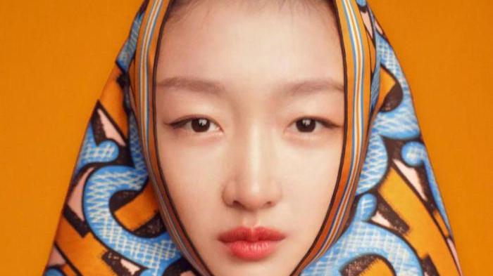 周冬雨|周冬雨突破小清新露肉率达70%，二封影后却被嘲偷穿妈妈衣服出门？