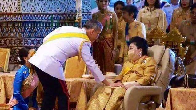 『』帕查拉公主握着妈妈手信心足，颂萨瓦丽再度亮相脚难放好让人担忧