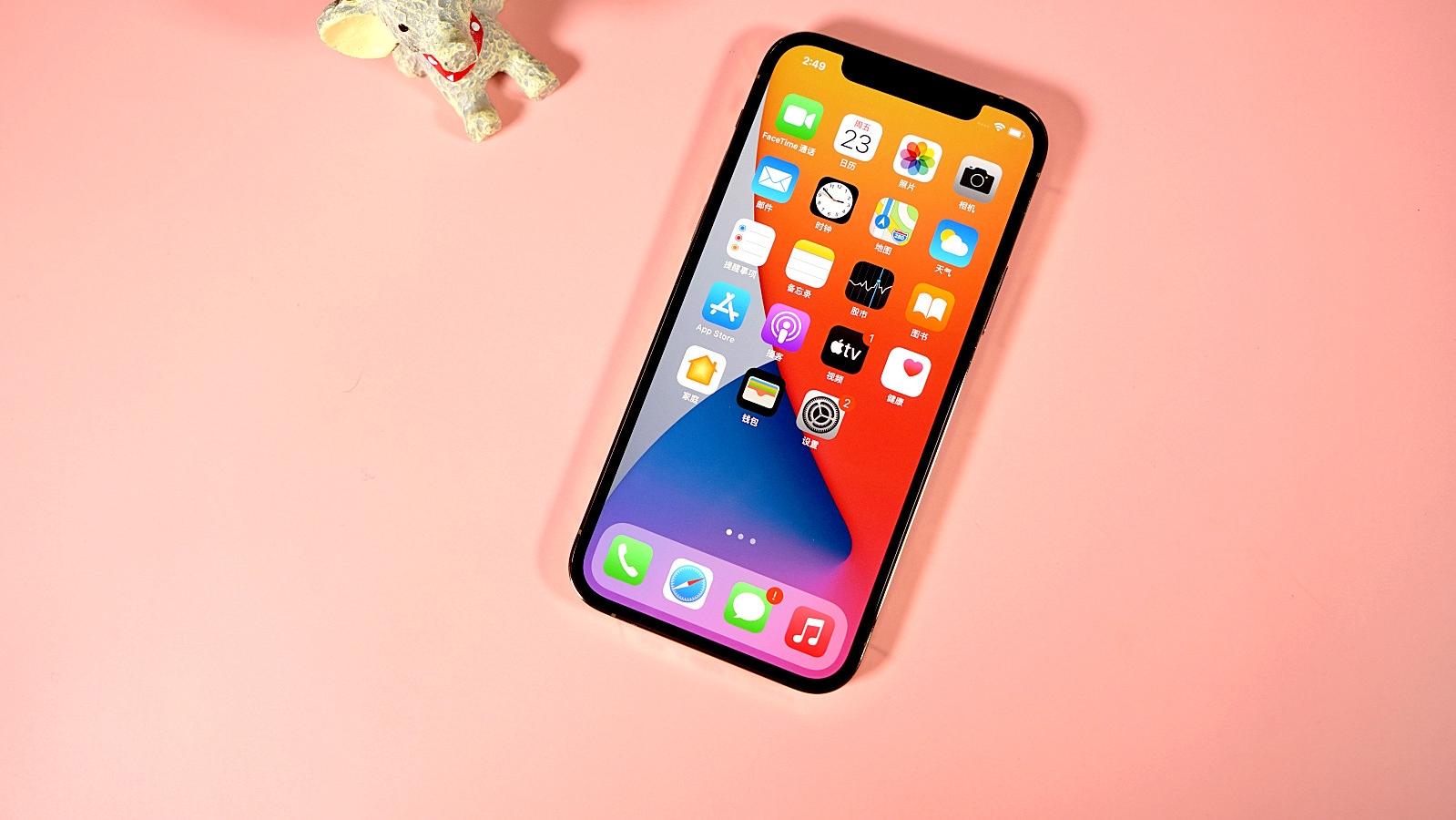 iPhone 13 新爆料！苹果大胆革新：采用无孔设计、充电靠 MagSafe