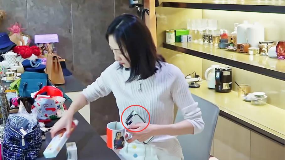王鸥：有一种“炫富”叫王鸥玩手机，谁注意她手中拿了几个？暴露明星真实
