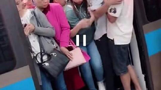 每日一笑：就这样面对面的你我相拥，这个就是爱情啊