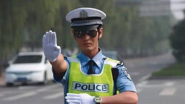 陕西渭南一男子无证，却使用假证上路，面包车被扣留