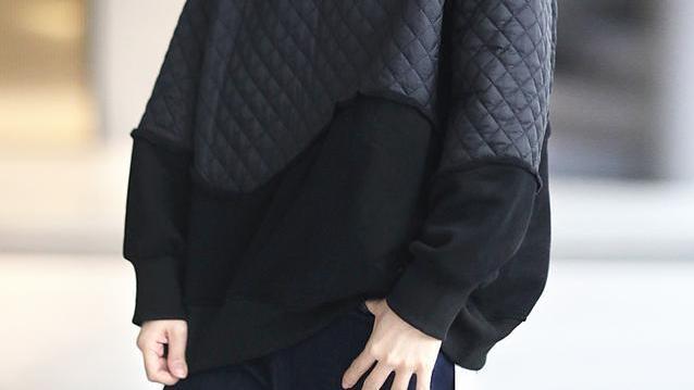 加绒卫衣+马甲棉服简约又洋气，秋冬这样一身穿搭，走哪都有腔调
