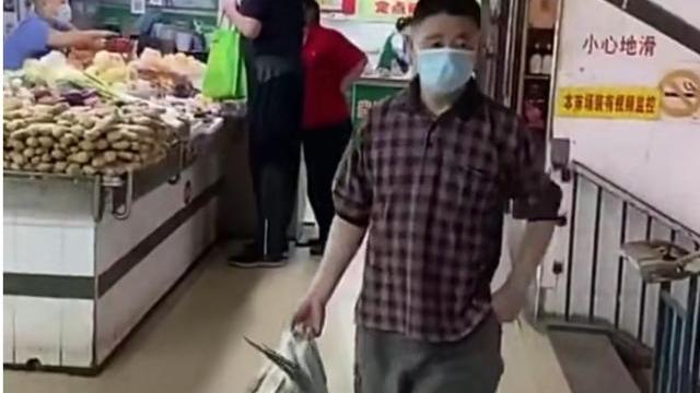 网友偶遇姚明父亲买菜，68岁老人身高抢眼！2米惹路人注目