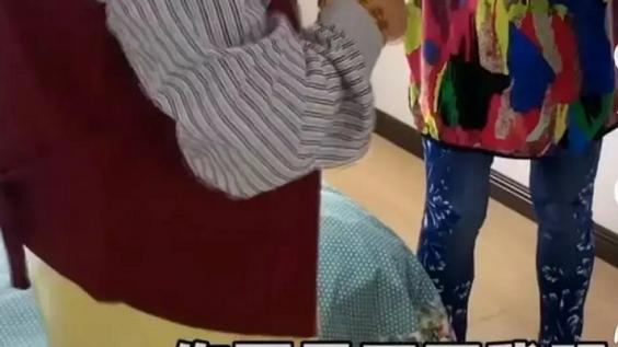 黄昏恋太痴情，大妈不顾儿子反对，非要把大爷的名字加到儿子的房产证上